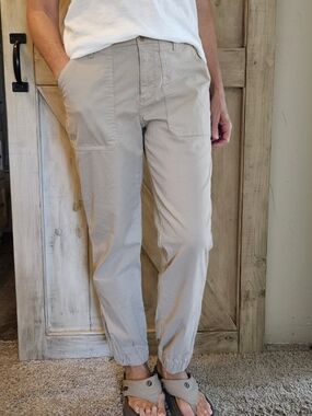 Banana Republic Women's Chino Khaki Jogger Pants in Light Beige
